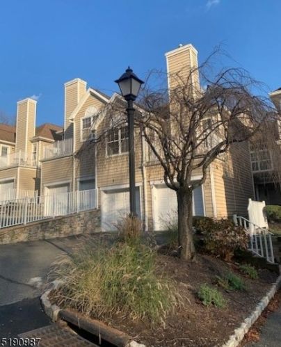 16 Springholm Dr, Berkeley Heights NJ  07922-2700 exterior