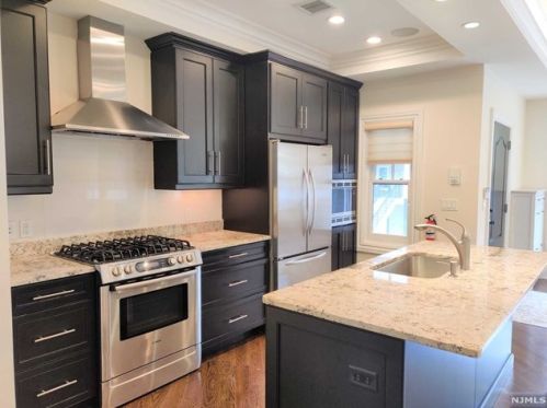 12 Marquis Ct, Edgewater NJ  07020-2900 exterior