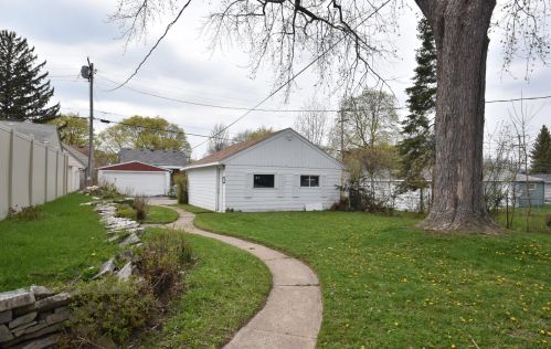 5909 71st St, Milwaukee, WI 53218-1821