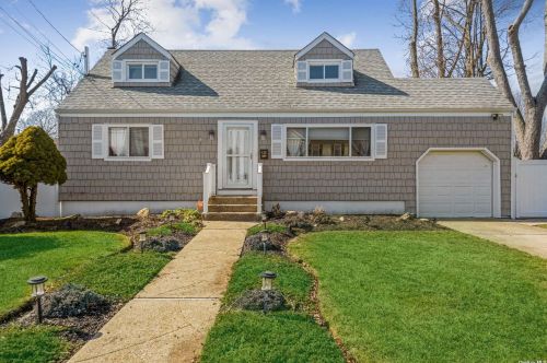 136 Bond St, Babylon, NY 11704-2801