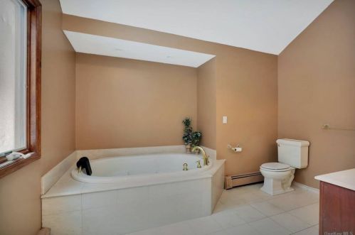 12 Belmar Ln, Commack NY 11725-1104 exterior