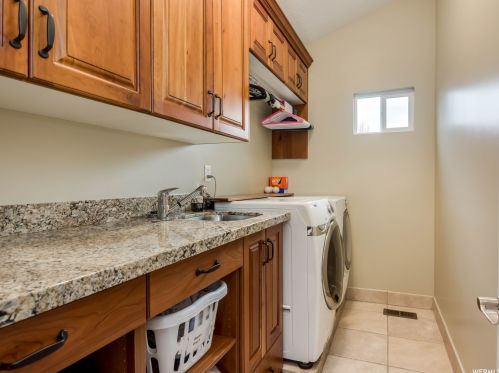 8616 Cima Dr, Sandy UT 84093-7060 exterior