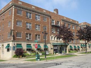 1007 Cass St, Milwaukee WI  53202-3374 exterior