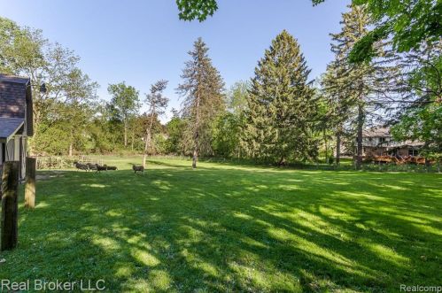 1300 Grandview Dr, Rochester MI 48306-4038 exterior