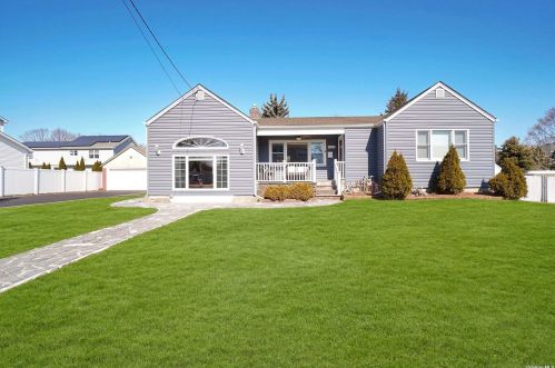 1526 10th St, Babylon, NY 11704-3836