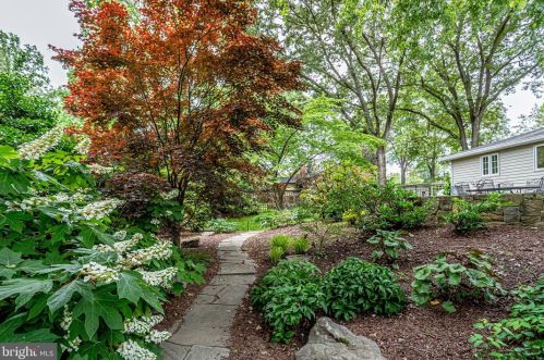 8909 Linton Ln, Alexandria VA 22308-2438 exterior