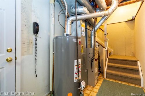 1439 Lantern Ln, Rochester MI 48306-4240 exterior