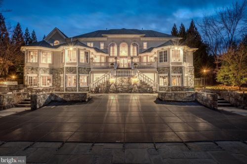 896 Alvermar Ridge Dr, Mc Lean, VA 22102-1435