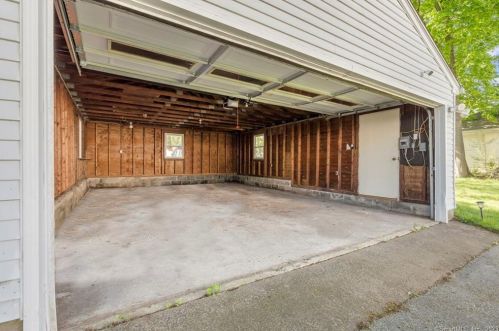 46 Glenwood St, Manchester CT  06040-6142 exterior