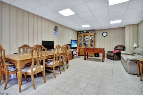 3 Sunrise Ave, Bloomingdale NJ 07403-1323 exterior