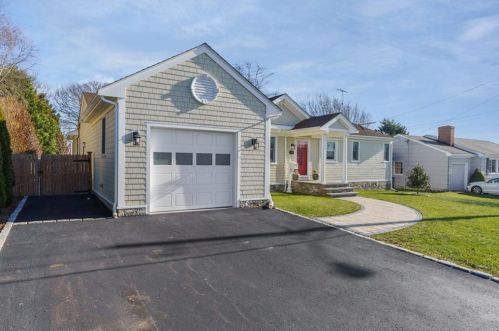 104 Kay Blvd, Middletown, RI 02840-2826