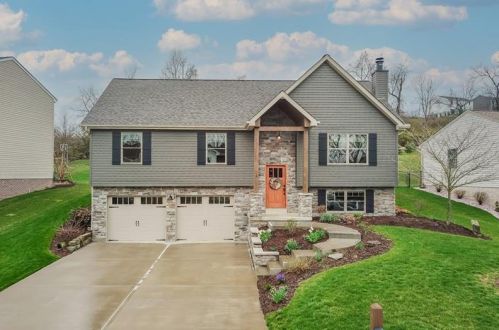 172 Winchester Dr, Pittsburgh, PA 15239-3156