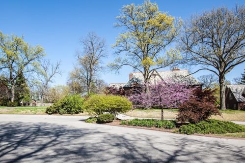 19 Lake Forest Dr, Saint Louis, MO 63117-1303