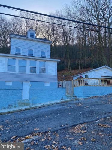 518 Savory St, Primrose, PA 17901-3956