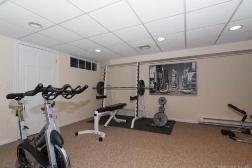 11 Farrar Ln, Ridgefield CT 06877-2406 exterior