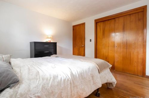 9 Beech Rd, Enfield CT exterior