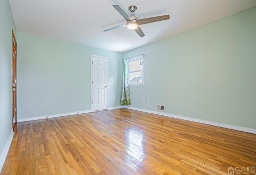 35 Sandalwood Dr, Edison NJ 08820-1249 exterior