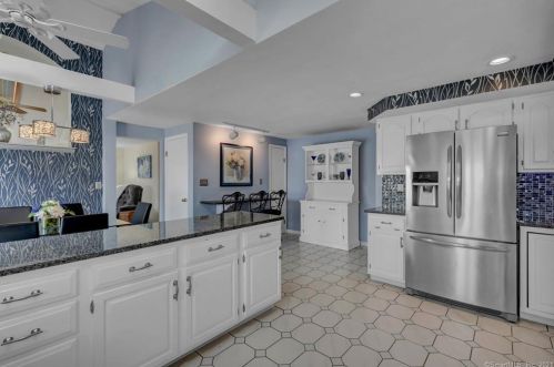 39 Caroline Dr, Milford CT 06461-2715 exterior