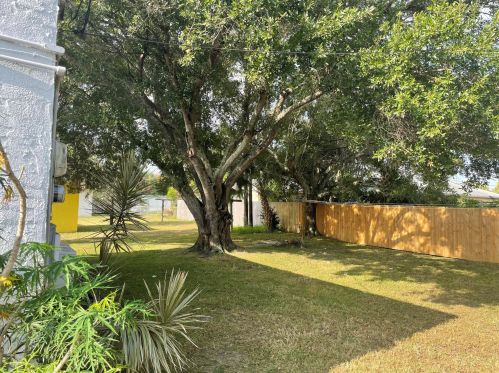 1109 Colonial Rd, Fort Pierce FL 34950-5068 exterior