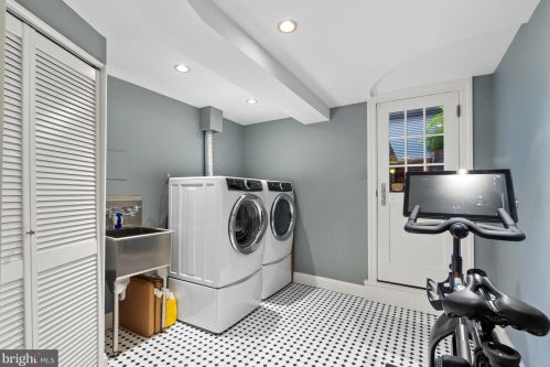 1528 Swann St, Washington DC 20009-5535 exterior