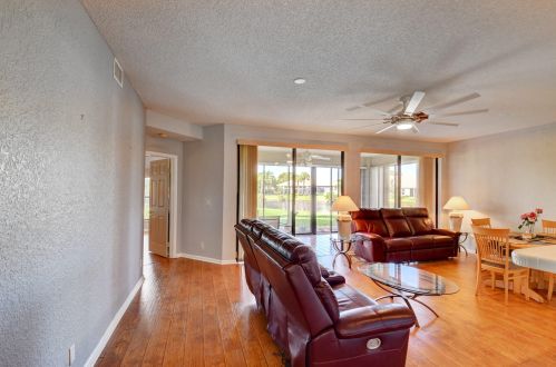 8073 Aberdeen Dr, Boynton Beach, FL 33472-2971