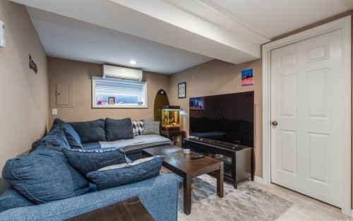 6 Cedar Crest Dr, Huntington Station NY  11746-6652 exterior