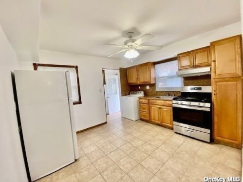 87 Regent St, Valley Stream NY 11580-4029 exterior