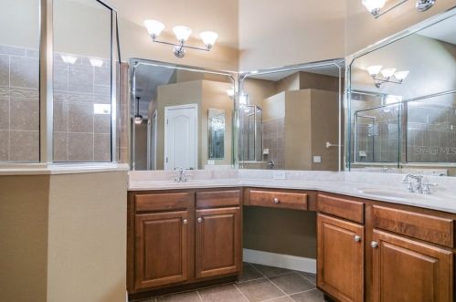 8028 Hampton Lake Dr, Tampa FL  33647-3558 exterior