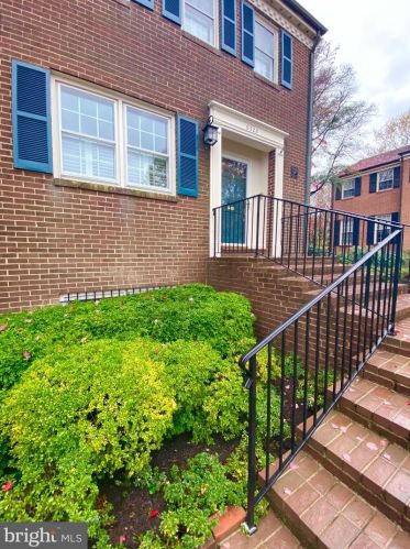 6322 Golf Course Sq, Alexandria VA  22307-1225 exterior