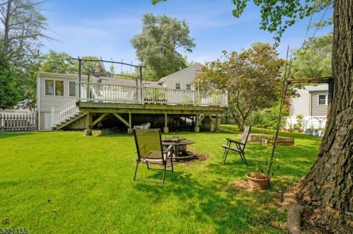 69 Sutton Dr, Berkeley Heights NJ 07922-2513 exterior