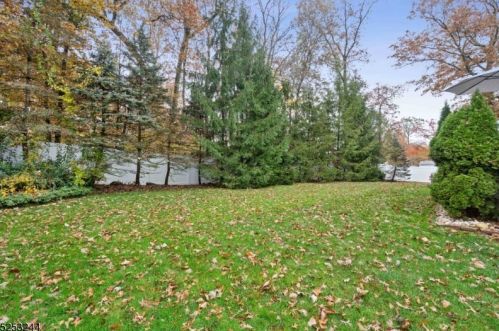 41 Cutter Dr, East Hanover NJ  07936-3047 exterior