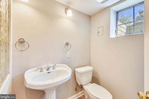 4206 Mt Vernon Memorial Hwy, Alexandria VA 22309-2809 exterior