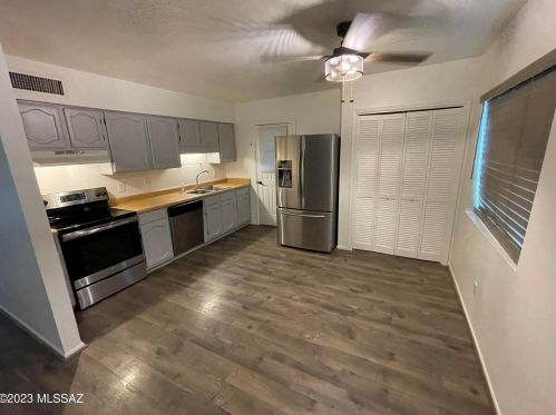 1865 La Osa St, Tucson AZ  85705-2152 exterior