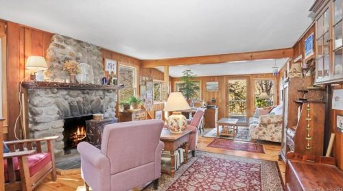 593 Roosevelt Dr, Seymour CT 06478-1739 exterior