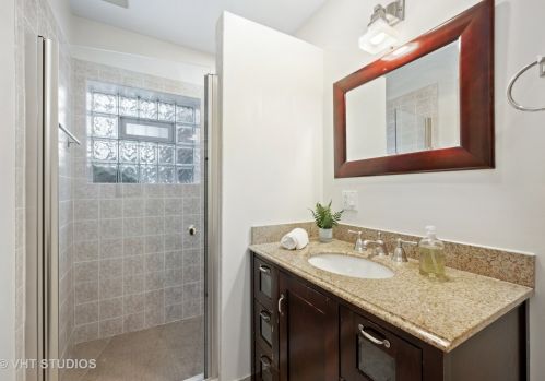 414 Wellington Ave, Chicago IL  60657-5804 exterior