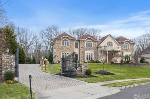 8 Madden Ct, Edison, NJ 08820-1481