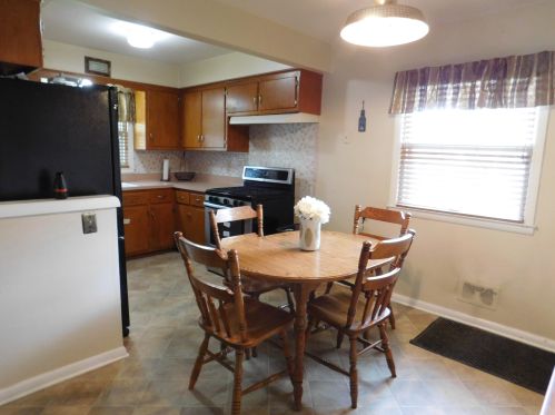 9937 Grantosa Dr, Milwaukee, WI 53222-1410