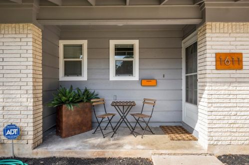1611 Ashberry Dr, Austin TX  78723-1105 exterior