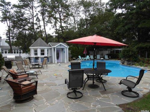 32 Pheasant Run Ln, Huntington Station NY 11746-8142 exterior