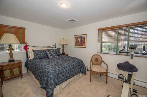 7 Ryder Ct, Huntington Station NY 11746-6142 exterior