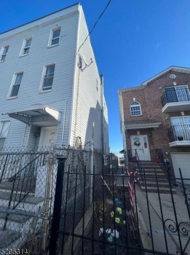 274 Hunterdon St, Newark, NJ 07103-2628