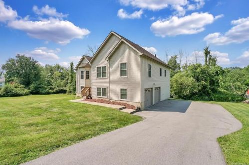 15 Ledge Rd, Middletown, NY 10940-7517