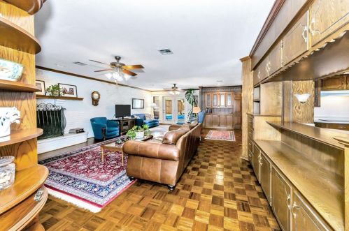 1909 Grn Oaks Dr, Irving TX 75061-2138 exterior