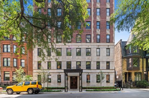 73 Elm St, Chicago, IL 60611-1052