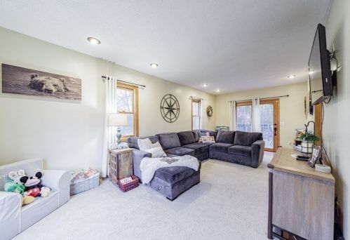 201 Winterset Dr, Springfield MA 01129-1850 exterior