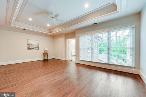 1402 Harvest Xing Dr, Mc Lean VA 22101-5650 exterior