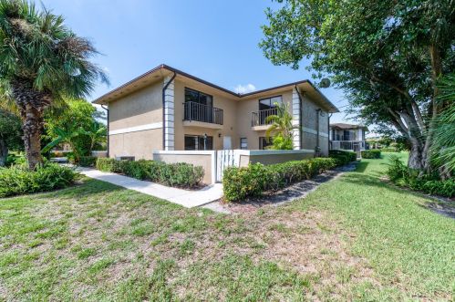 1458 Lawnwood Cir, Fort Pierce FL  34950-6915 exterior