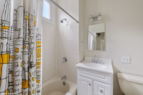 1908 Roscoe St, Chicago IL 60618-6245 exterior