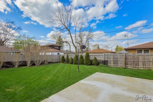 2220 Jackson St, Waukegan IL 60085-7354 exterior