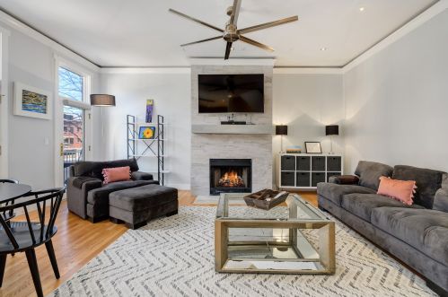 410 Clinton St, Chicago IL  60607-3803 exterior